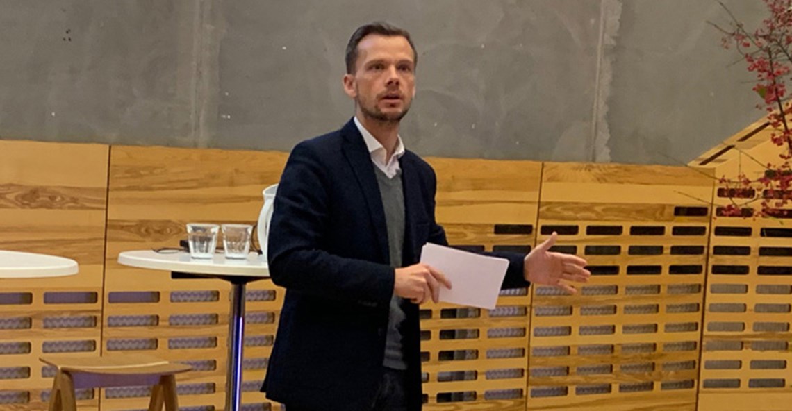 Beskæftigelsesminister Peter Hummelgaard Thomsen var på talerstolen til Professionshøjskolens konference om fremtidens beskæftigelsesindsats.
