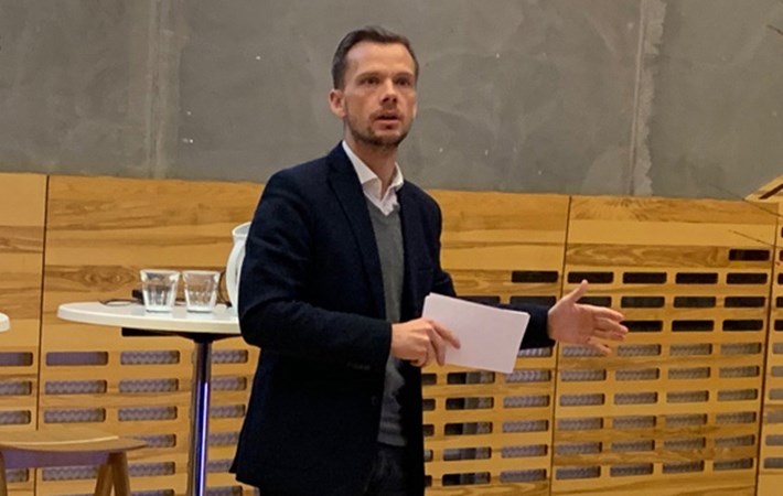 Beskæftigelsesminister Peter Hummelgaard Thomsen var på talerstolen til Professionshøjskolens konference om fremtidens beskæftigelsesindsats.