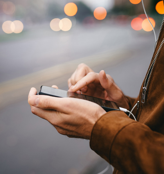 Haender Paa Telefon Ved Vej